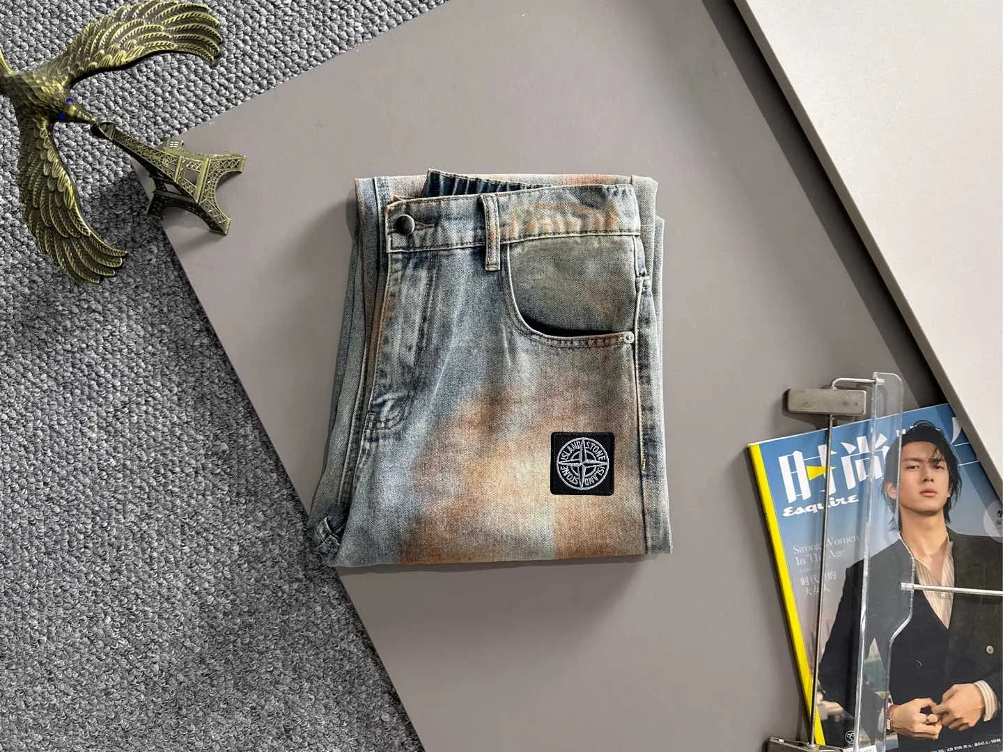 P360 Stone Island 2025 autumn and winter loose wide-leg jeans and straight trousers, the trend in the trend! Many fashion bloggers control the upper body. The water is woven from imported Japanese Denim plain cotton denim fabric. It has three standards, is soft, delicate, comfortable and breathable. The color has a modern and fashionable vicissitudes. The upper body is versatile and fashionable! Light luxury, a must-have item for daily commuting! Size: S-3XL (please state your height and weight when placing an order)